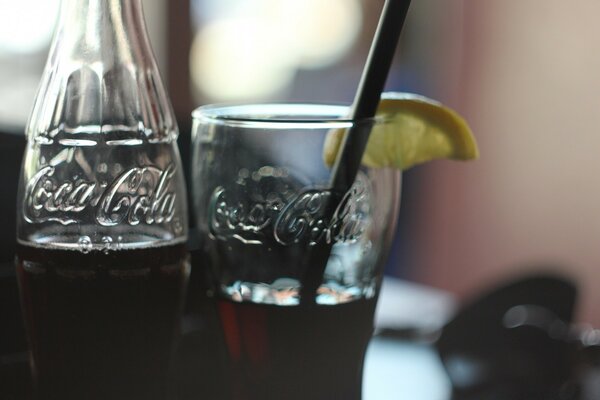 Bouteille et verre avec Coca Cola