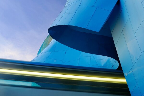 Vue futuriste d un bâtiment dans l après-midi
