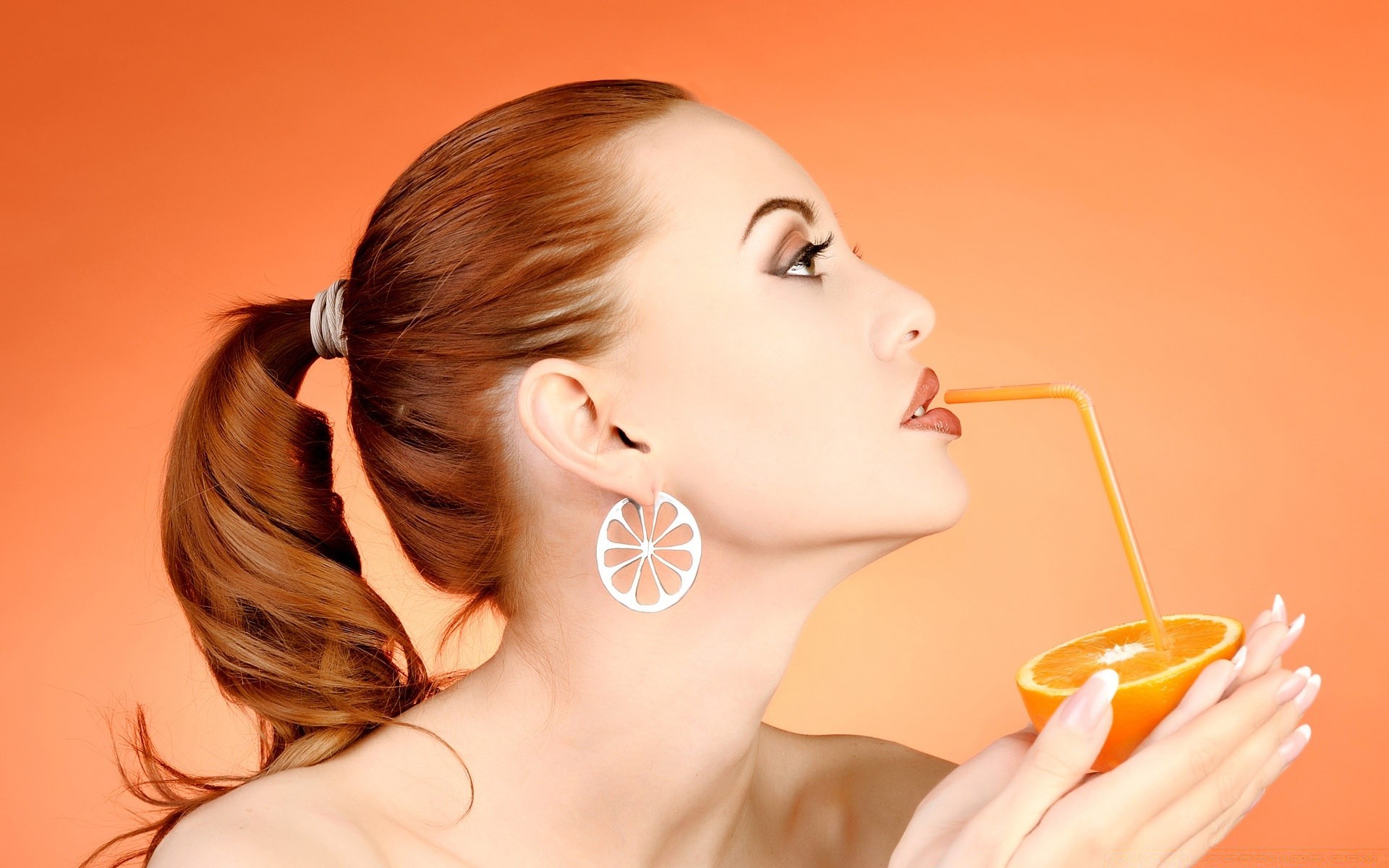 autre fille femme à l intérieur cuir glamour jolie sexy relaxation portrait mode plaisirs