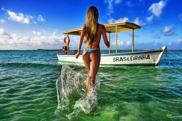 Fille en maillot de bain sur la mer claire