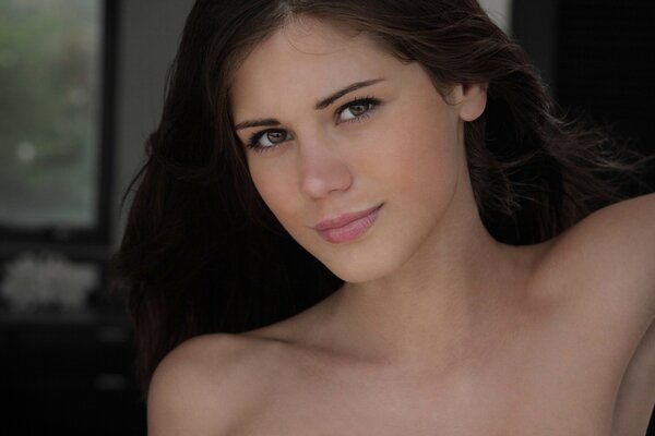 Belle fille souriante pour portrait