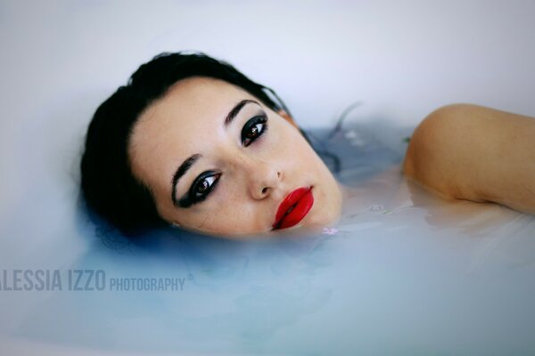 Fille dans la baignoire avec maquillage lumineux