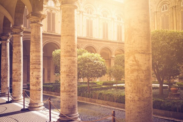 Colonnes antiques enchantées par la lumière du soleil