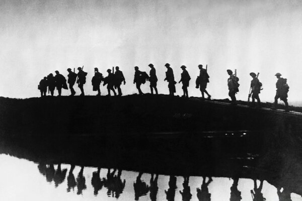 Groupe de touristes près de la rivière photo noir et blanc