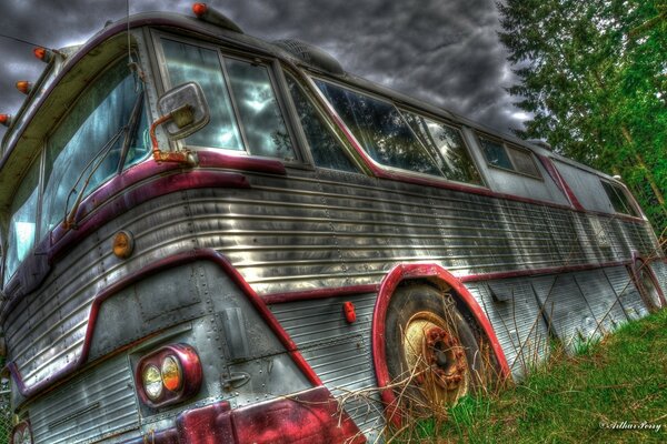 Bus dans un style post-apocalyptique dans la forêt