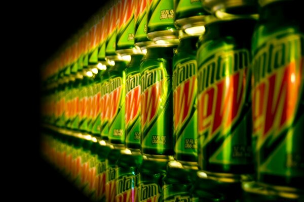 Boisson de Mount Dew sur fond noir