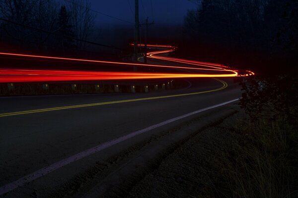 Route de nuit au loin