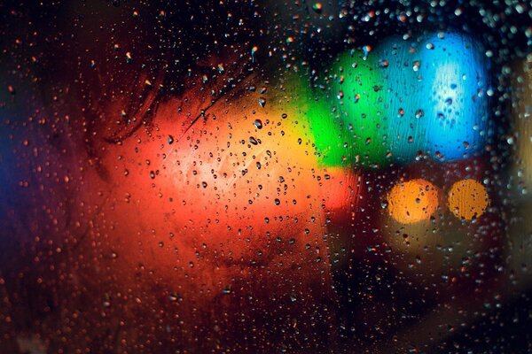 Couleurs vives derrière la stèle sur fond noir