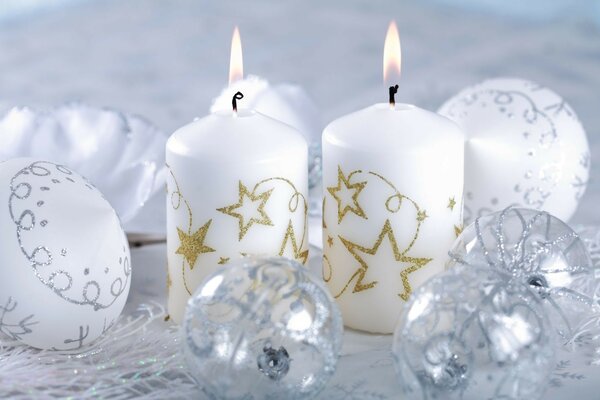 Bougie allumée sur la table de Noël