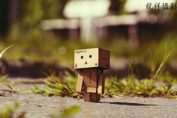 Petit robot de papier sur l asphalte