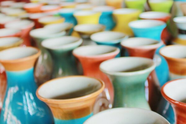 Beaucoup de vases en céramique dans des couleurs vives
