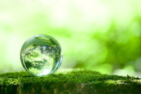 Une goutte d eau. Une goutte sous la forme d une planète
