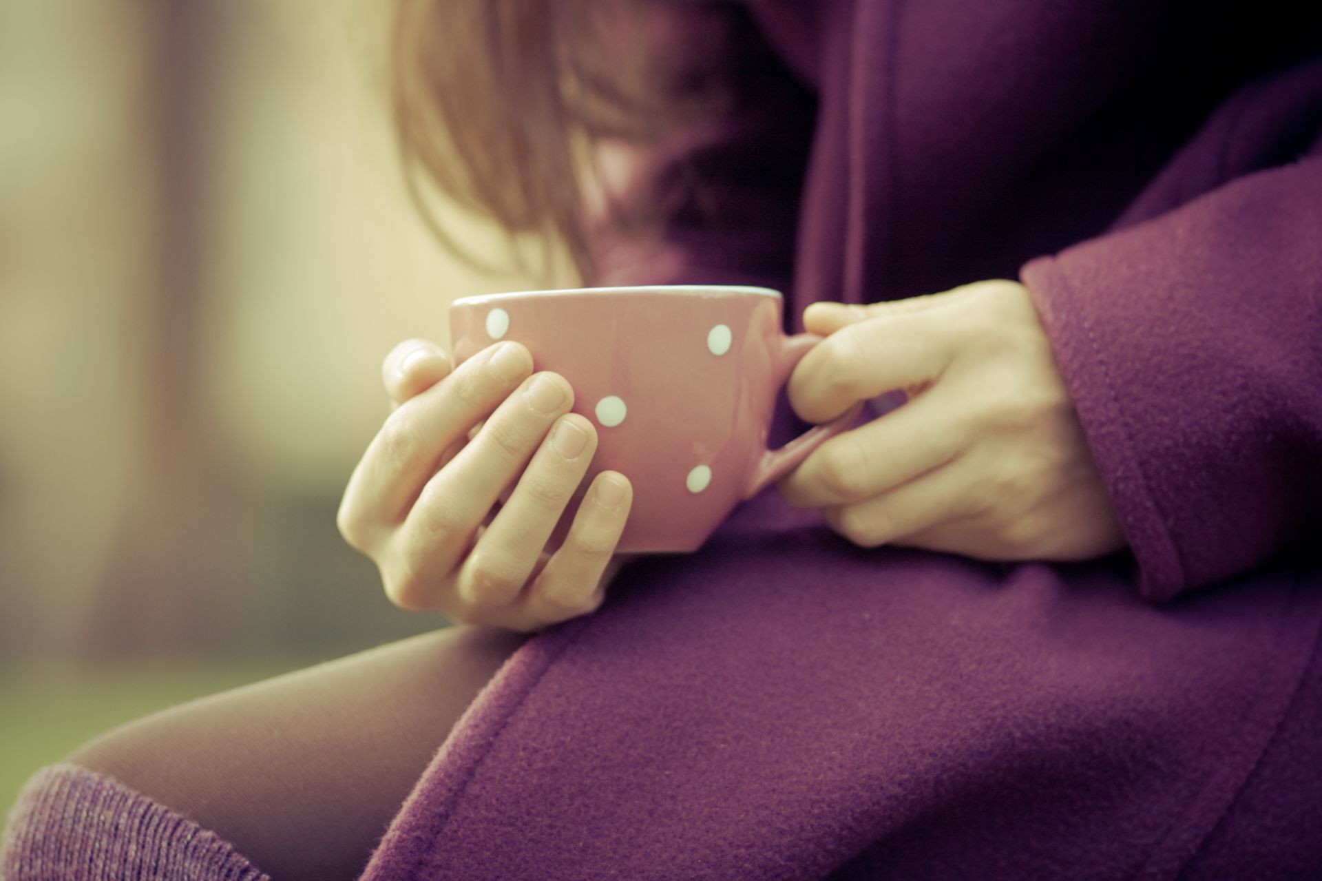 femme fille détente à l intérieur loisirs adulte mains seul famille chambre maternité médecine