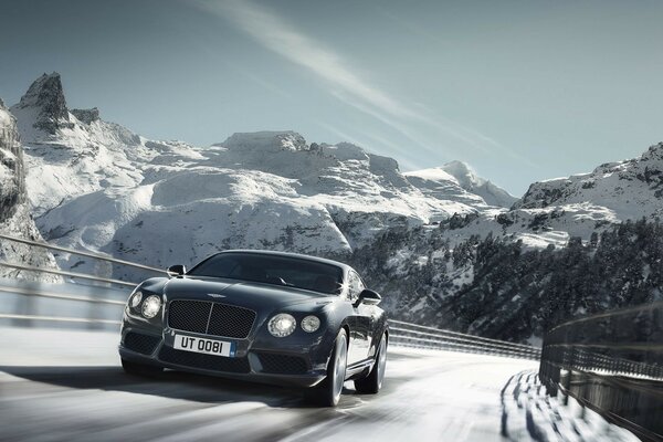 Voiture de sport dans les montagnes d hiver