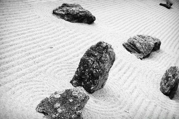 Grosses Pierres sur le sable