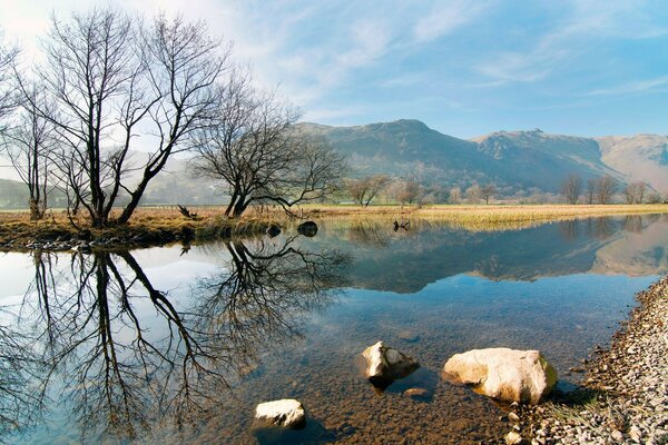 Paysage de montagnes et de pierres près de l eau