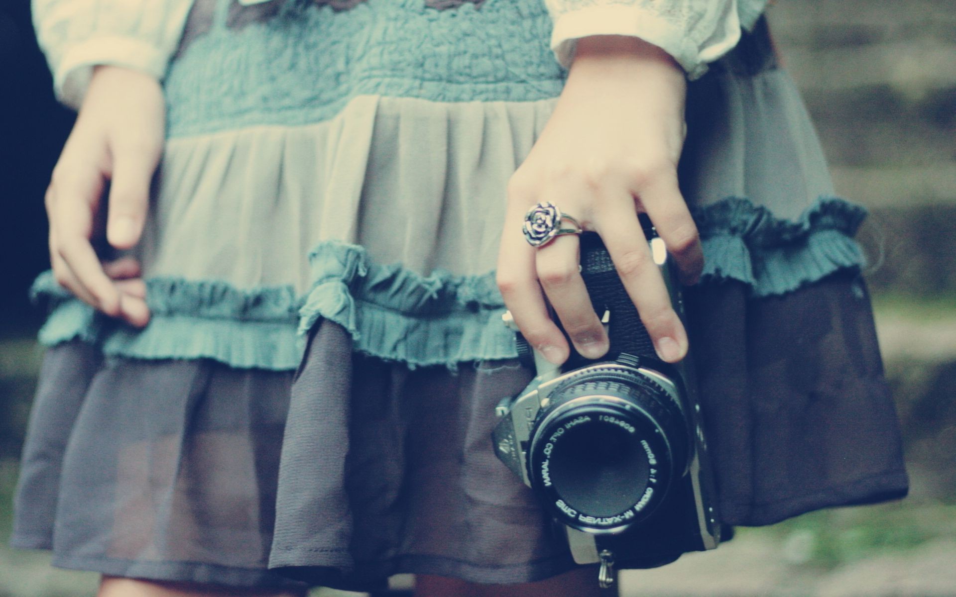 enfant femme un fille porter adulte mains humain homme