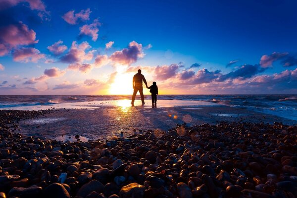 Coucher de soleil atmosphérique sur la plage près de l océan