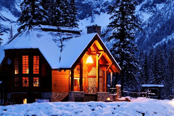 Maison dans les montagnes enneigées de la forêt d hiver