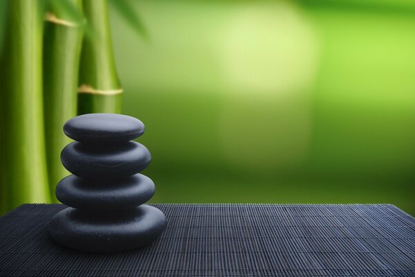 Pierres sur un tapis sur un fond de bambou