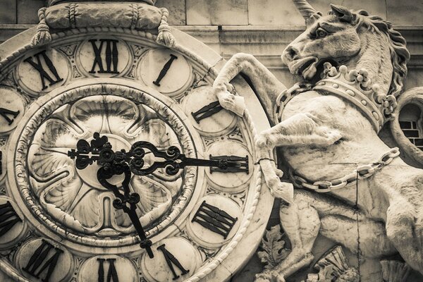 Sculpture en cheval qui tient l horloge