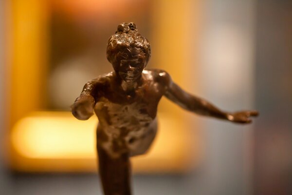 Photo floue de sculpture solitaire
