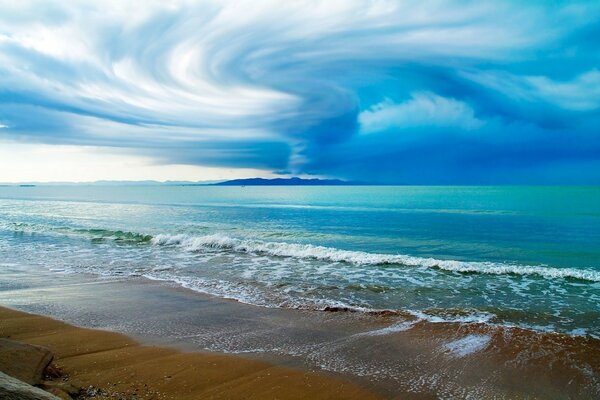 Nuages sur l océan bleu