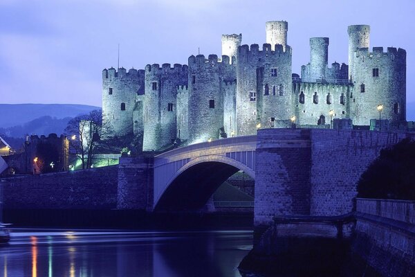 Château du soir insolite avec pont