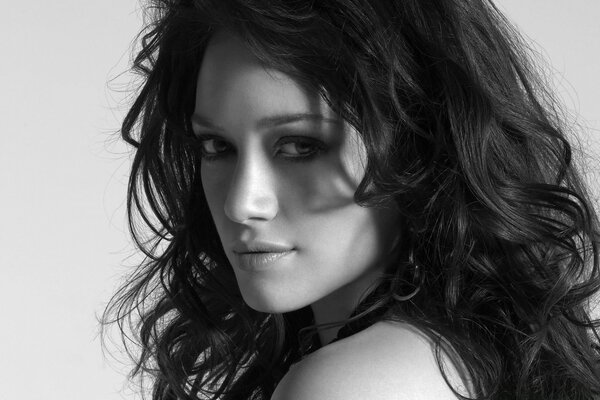 Photo en noir et blanc d une jeune actrice