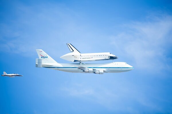 Voyage en avion. Avion dans les airs