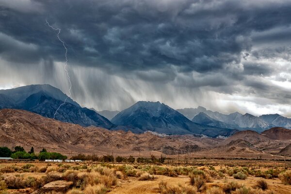 Un orage se profile sur les montagnes et le lac