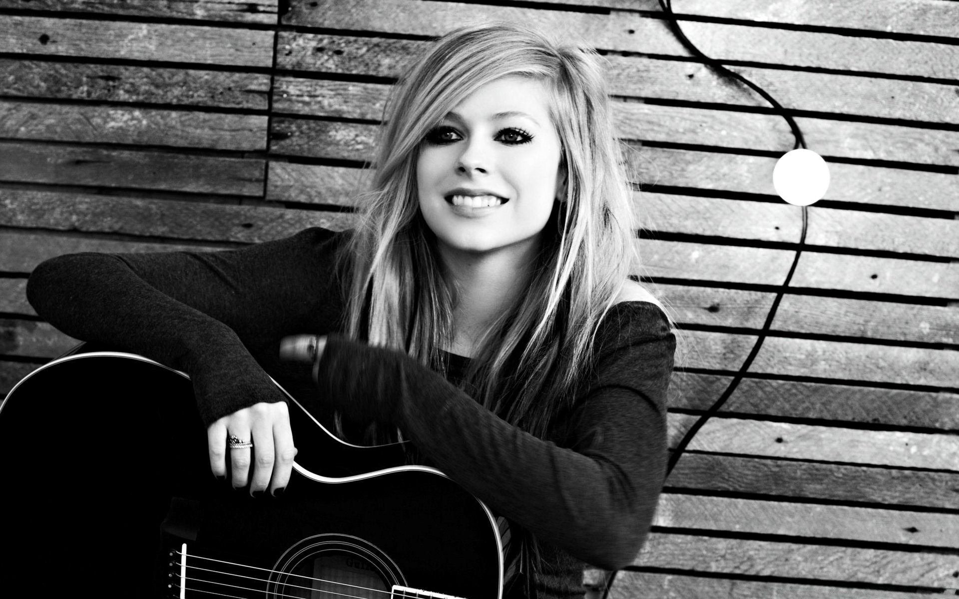 chanteur portrait femme unique monochrome fille adulte jeune modèle guitare