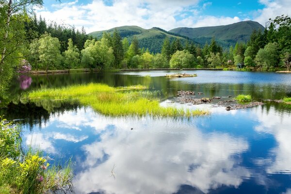 Un lac confortable dans lequel les nuages se reflètent