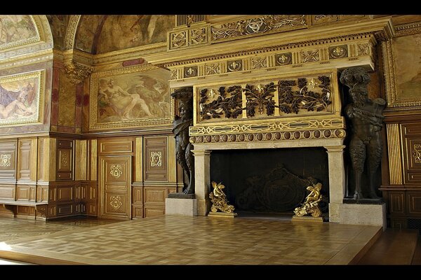 Énorme cheminée comme une œuvre d art dans le palais