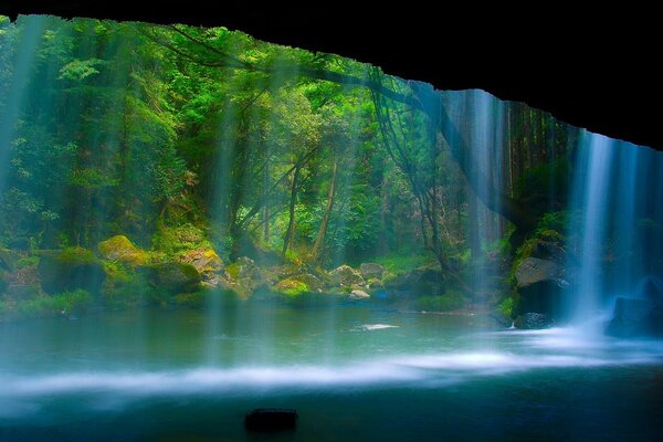 Grotte cachée des regards indiscrets derrière la cascade