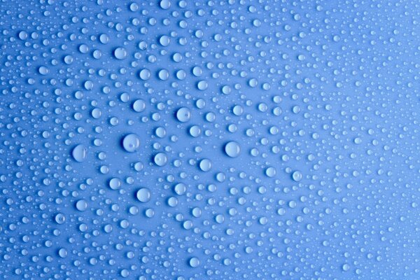 Gouttes d eau sur fond bleu