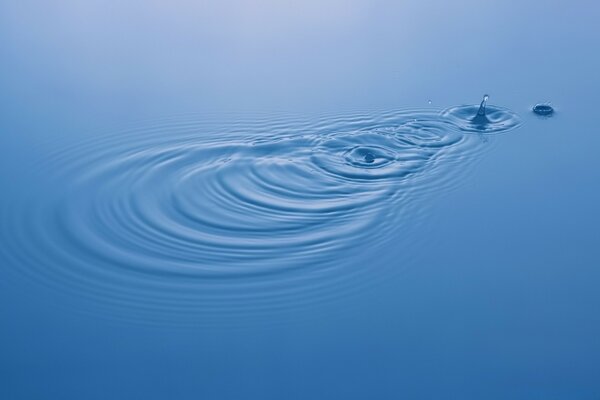 Trace de gouttes sur l eau froide