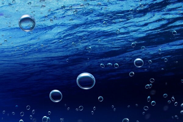 Gouttes d eau pure dans la mer