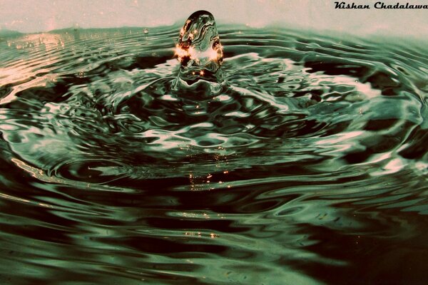 Vagues sur l eau d un objet tombé