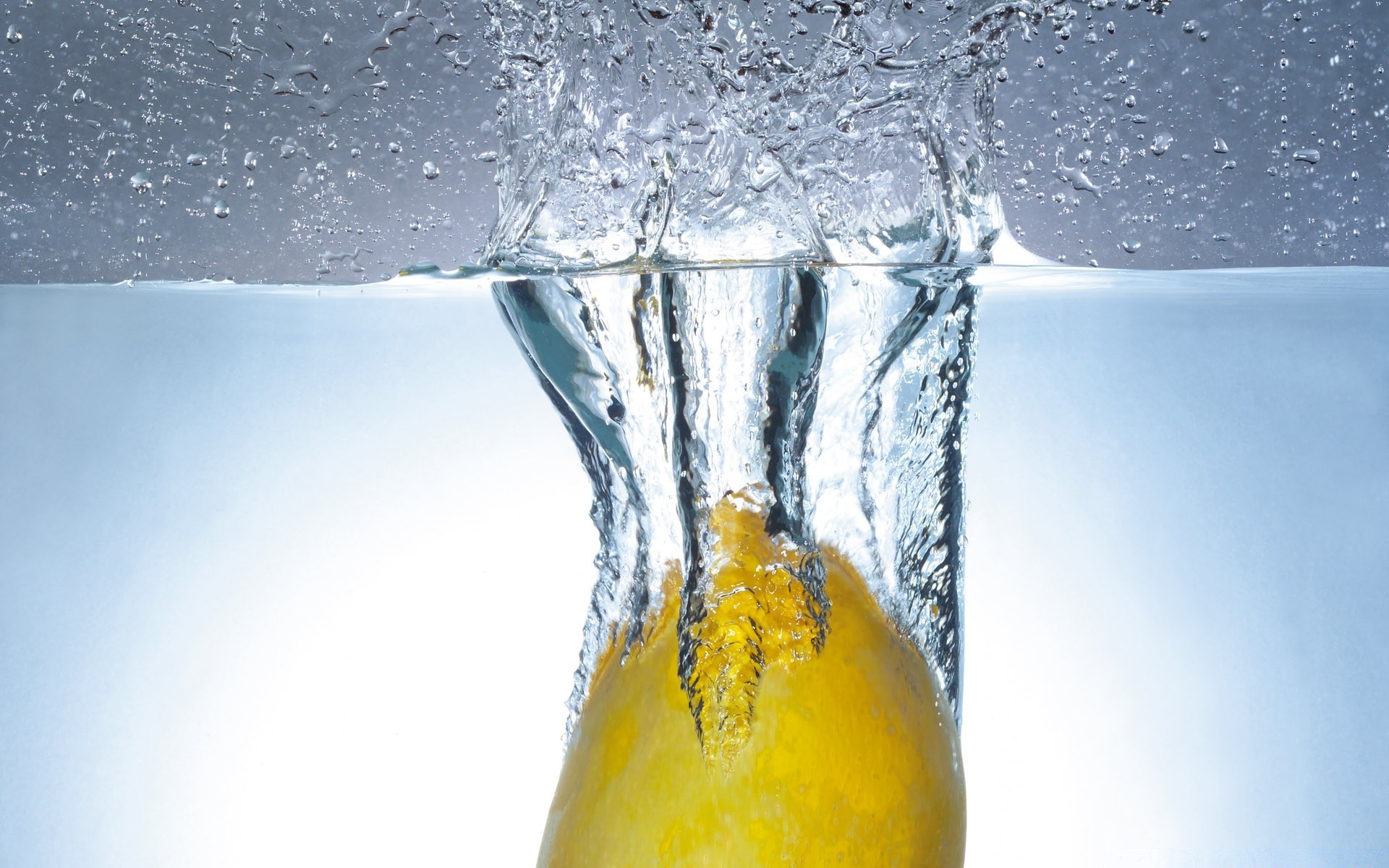 gouttelettes d eau froid humide verre eau boire liquide splash bulle glace chute cool soif propreté propre pétillant congelé sous-marin rafraîchissement mouvement