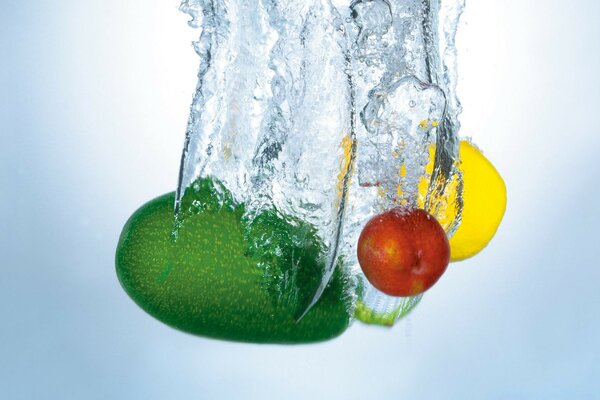 Fruits exotiques dans l eau claire