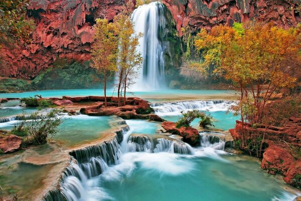 Paysage coloré de cascade d automne