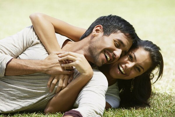 Couple d amoureux au repos sur l herbe