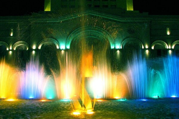 Fontaines lumineuses près du bâtiment