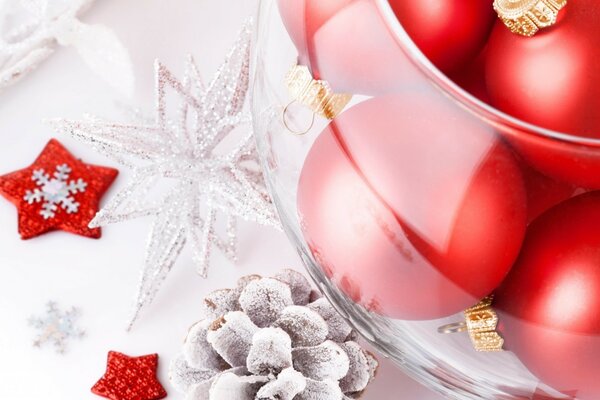 Boules de Noël avec des cônes d argent