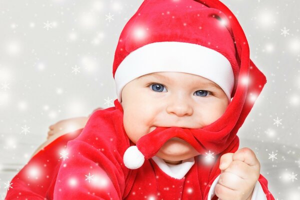 Petit bébé mignon dans un chapeau de Noël