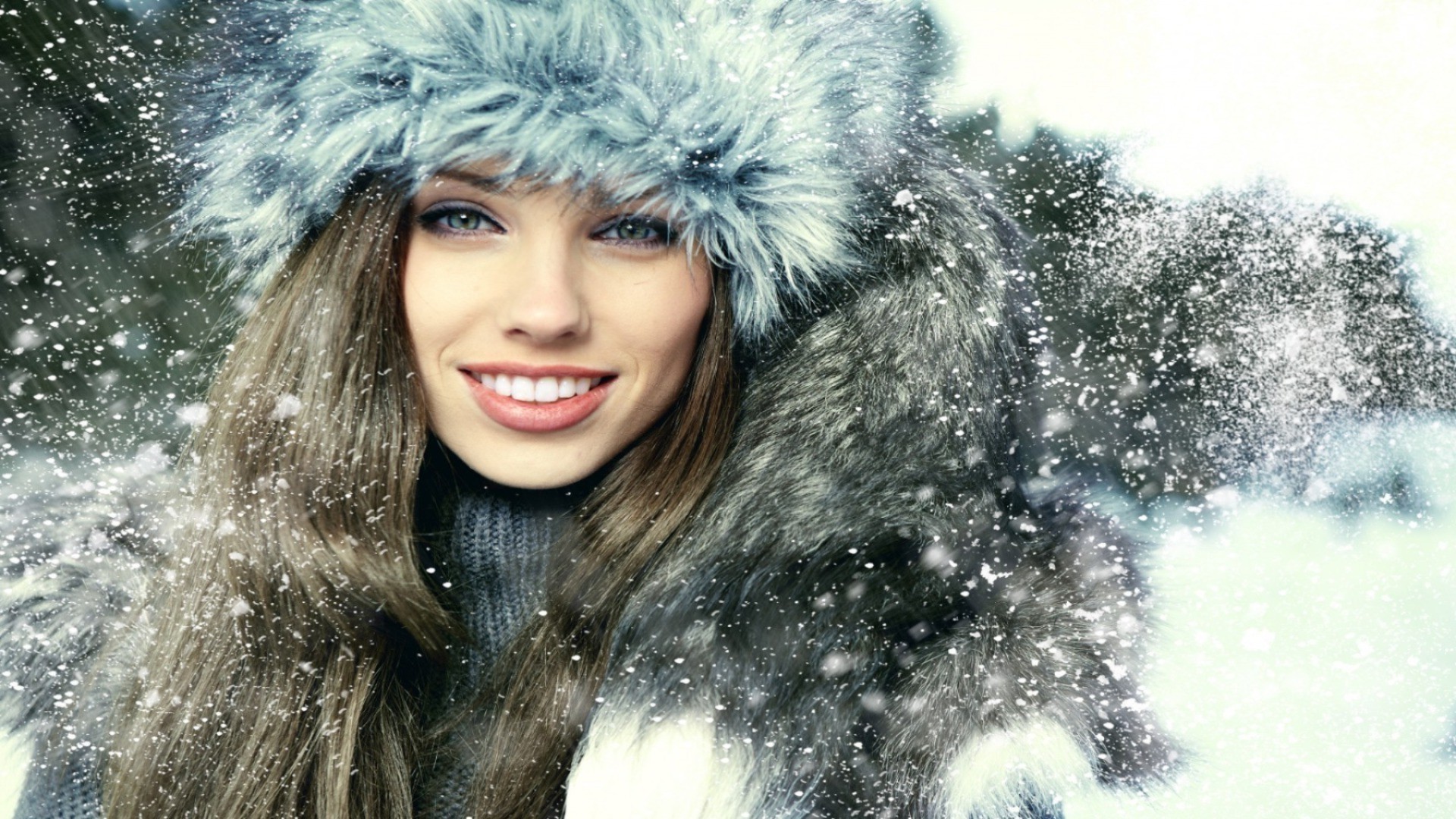 visage et sourire hiver froid portrait chaud mode femme fourrure belle neige fille un manteau couverture modèle adulte cheveux jeune visage nature