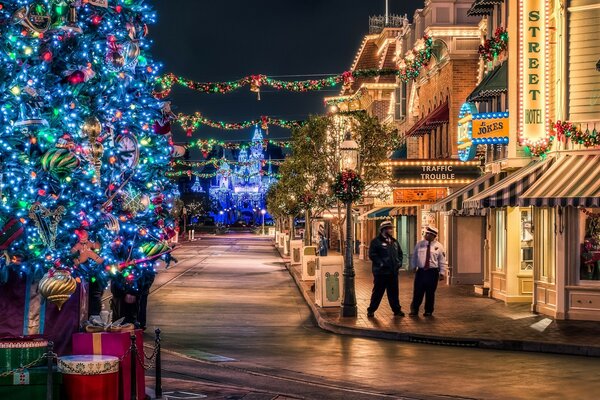 Rue du soir de Noël décorée de lumières