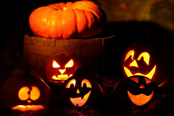 Fête d Halloween et de citrouilles avec différents smileys