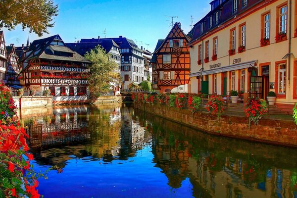 Paysage en Europe rivière dans la ville